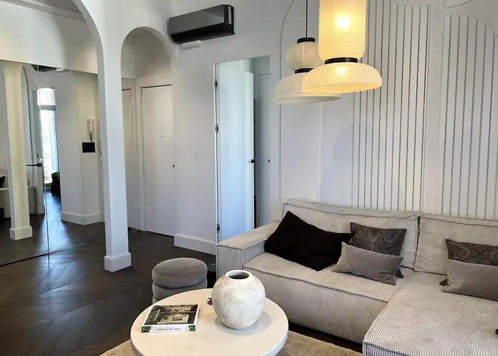 Luxury Apartment *